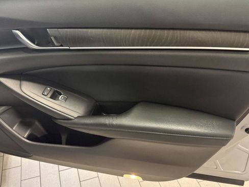 Used 2018 Honda Accord Touring image 16