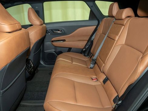 Used 2025 Toyota Crown Signia w/ Advanced Technology Package image 9