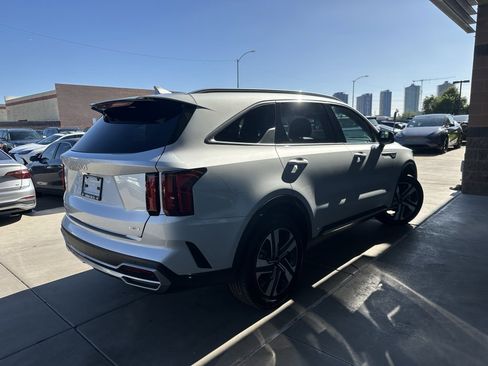 Used 2023 Kia Sorento EX image 3