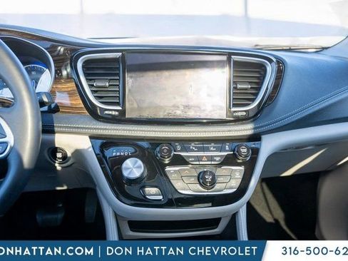 Used 2023 Chrysler Pacifica Limited image 8