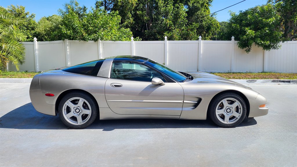 Used 1998 Chevrolet Corvette Coupe w/ Memory Pkg RWD image 17