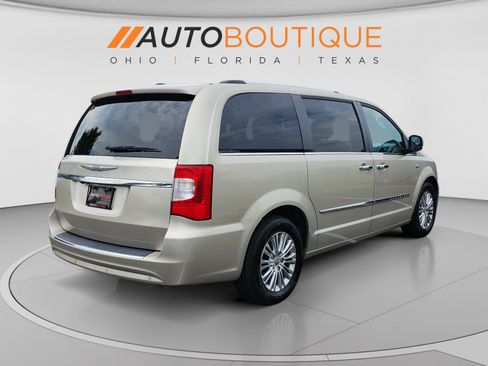 Used 2014 Chrysler Town & Country Touring-L FWD image 5