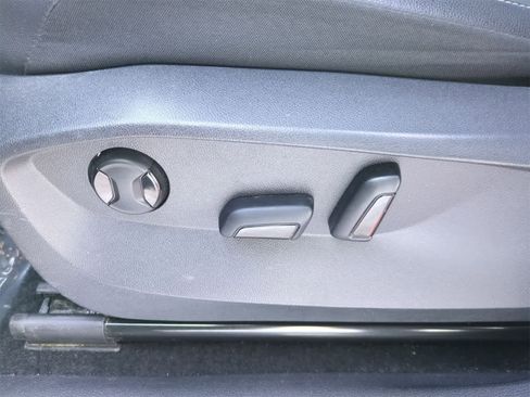 Used 2022 Volkswagen Tiguan SE R-Line image 16