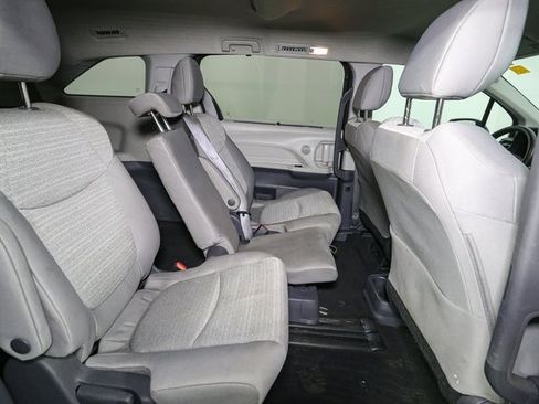 Used 2021 Toyota Sienna LE image 17