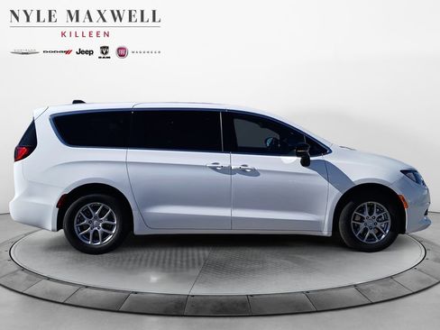 New 2026 Chrysler Voyager LX image 17