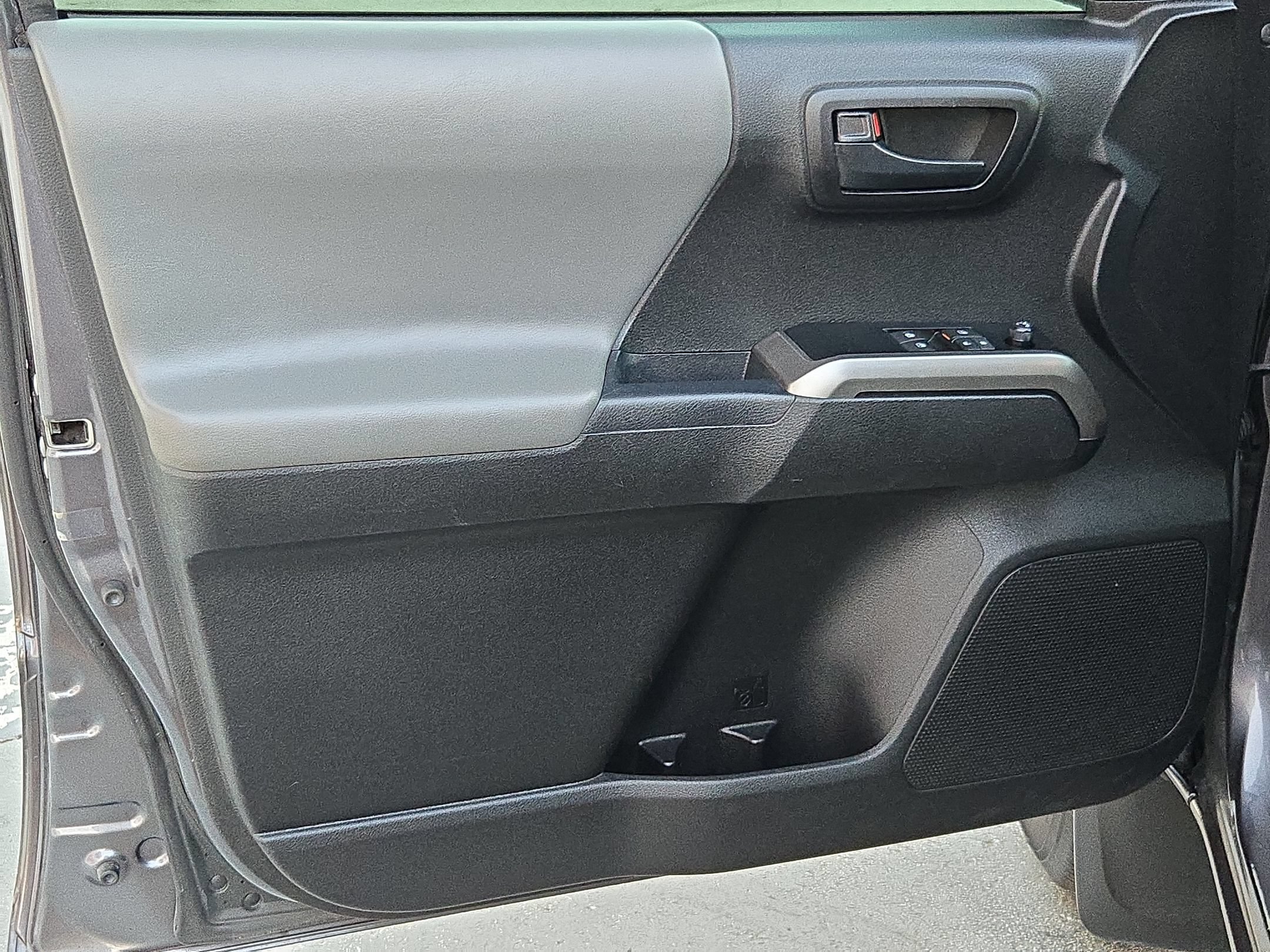 Used 2022 Toyota Tacoma SR5 w/ SR5 Appearance Package (SM) RWD image 20