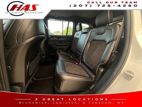Used 2024 Jeep Grand Cherokee Altitude AWD/4WD image 12