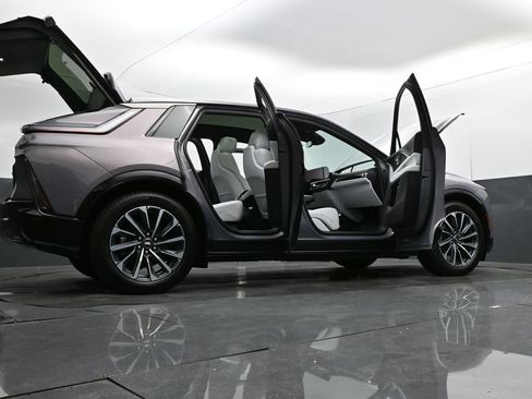 Used 2024 Cadillac Lyriq Sport AWD/4WD image 36