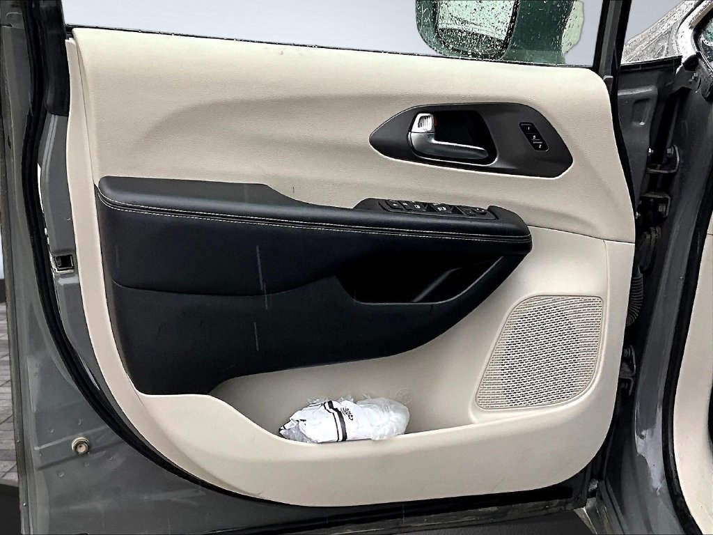 Used 2022 Chrysler Pacifica Touring-L FWD image 22