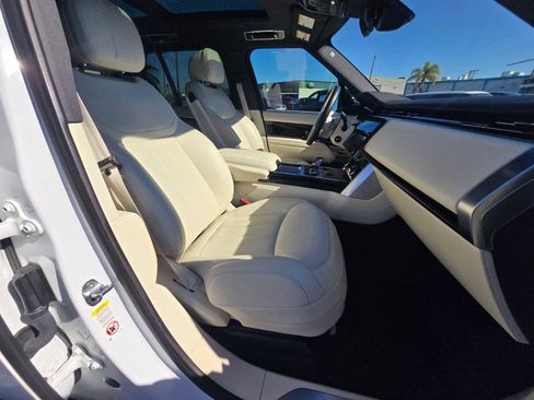 Certified 2023 Land Rover Range Rover SE image 11