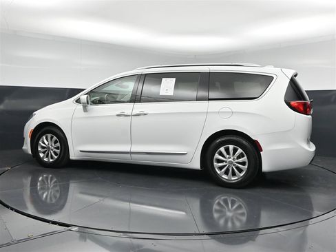 Used 2018 Chrysler Pacifica Touring-L FWD image 8