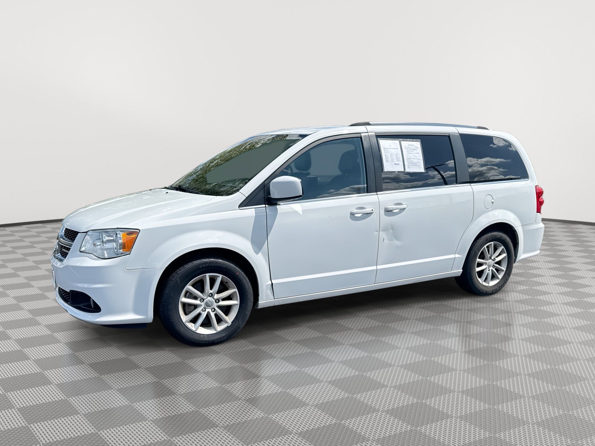 Used 2019 Dodge Grand Caravan SXT FWD image 1