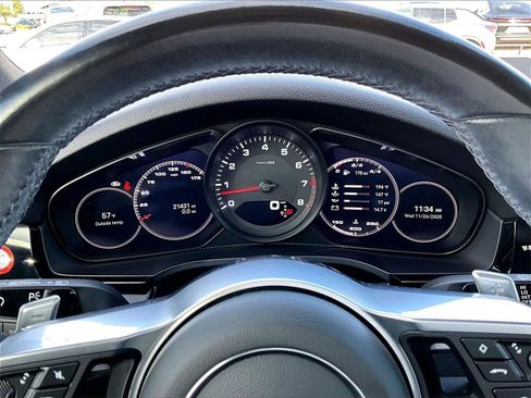 Certified 2022 Porsche Cayenne Platinum Edition image 25