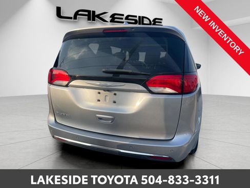 Used 2018 Chrysler Pacifica Limited w/ Tire & Wheel Group image 5
