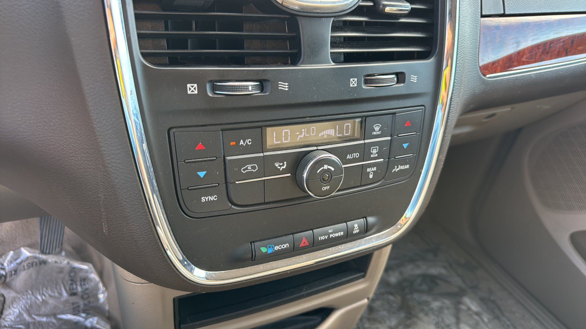 Used 2012 Chrysler Town & Country Touring w/ Entertainment Group #1 FWD image 28