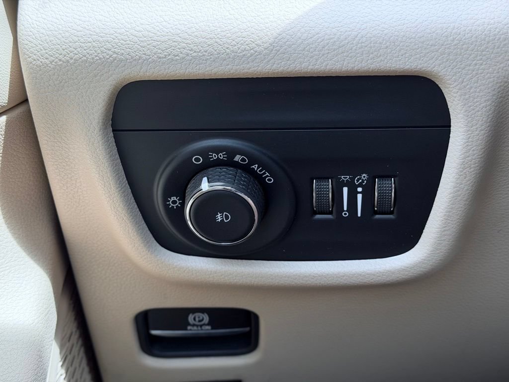 Used 2023 Jeep Grand Cherokee L Limited AWD/4WD image 39
