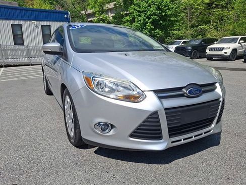Used 2012 Ford Focus SE w/ SE Winter Pkg FWD image 3