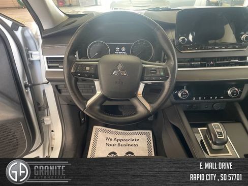 Used 2024 Mitsubishi Outlander FWD image 17