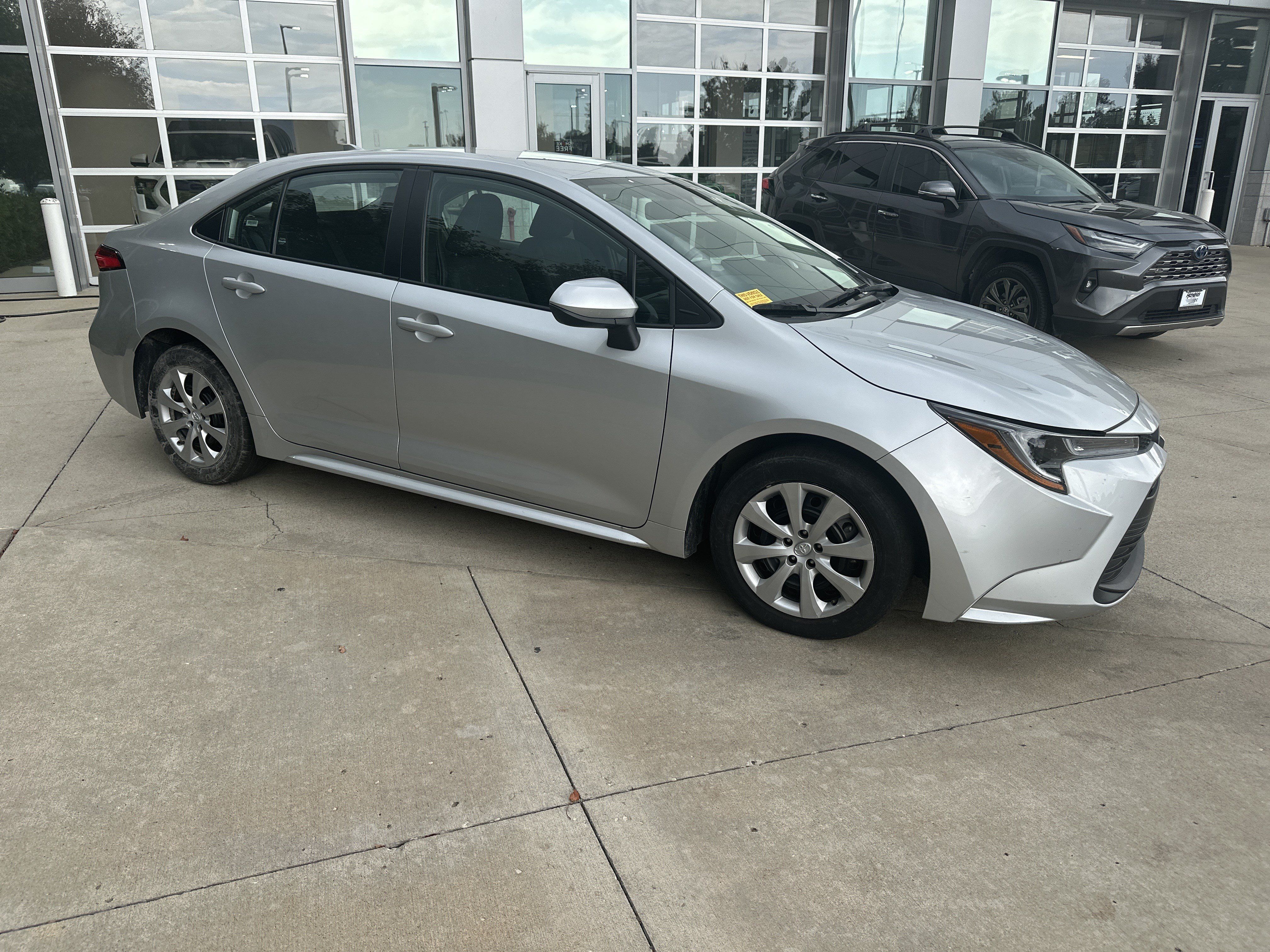 Used 2025 Toyota Corolla LE FWD image 2