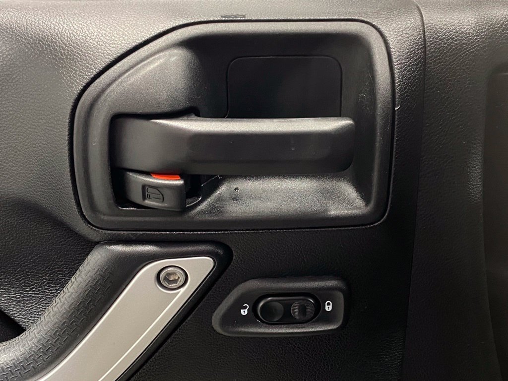 Used 2018 Jeep Wrangler Unlimited Rubicon w/ Cold Weather Group AWD/4WD image 13
