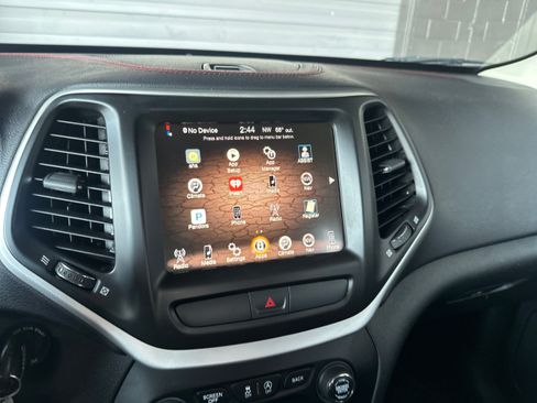 Used 2017 Jeep Cherokee Trailhawk AWD/4WD image 14