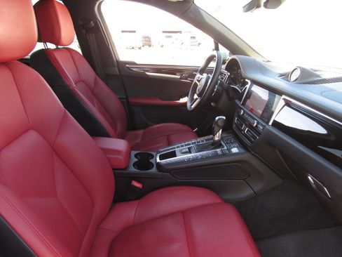 Used 2020 Porsche Macan Base image 9