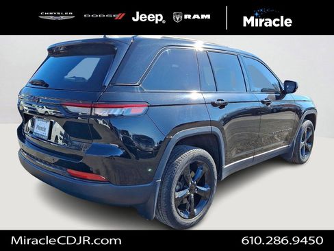 Used 2023 Jeep Grand Cherokee Limited w/ Black Appearance Package image 6