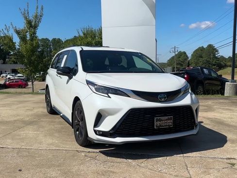 Used 2023 Toyota Sienna XSE image 8
