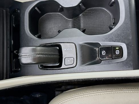 Used 2021 Volvo XC40 T5 Momentum w/ Premium Package image 20