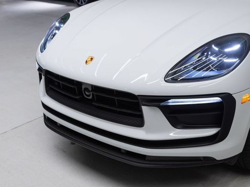 Certified 2026 Porsche Macan AWD/4WD image 32