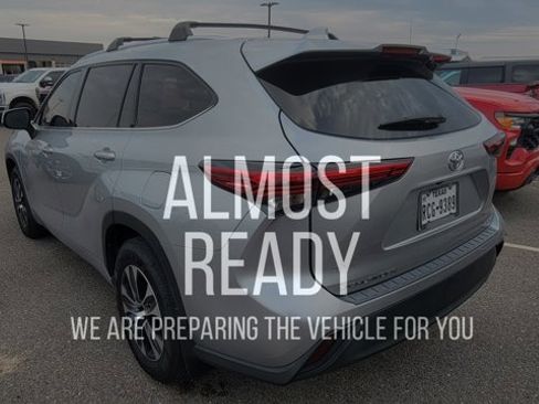 Used 2022 Toyota Highlander XLE image 4
