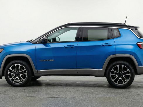 Used 2025 Jeep Compass Trailhawk image 5