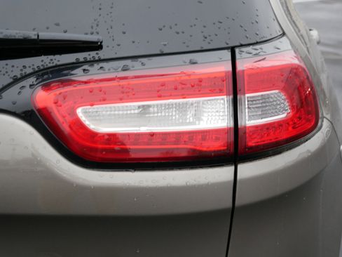 Used 2016 Jeep Cherokee Latitude w/ Cold Weather Group image 17