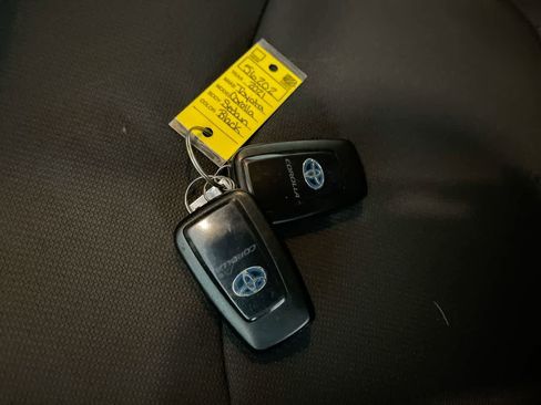 Used 2021 Toyota Corolla LE w/ Carpet Mat Package (TMS) image 26