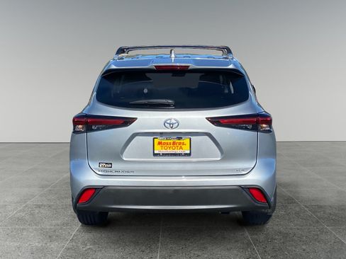 Used 2024 Toyota Highlander XLE FWD image 4