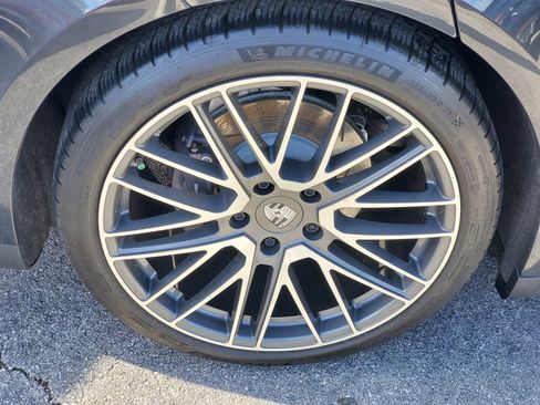 Used 2024 Porsche Panamera w/ Premium Package image 5