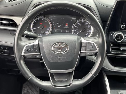 Used 2023 Toyota Highlander XLE FWD image 11