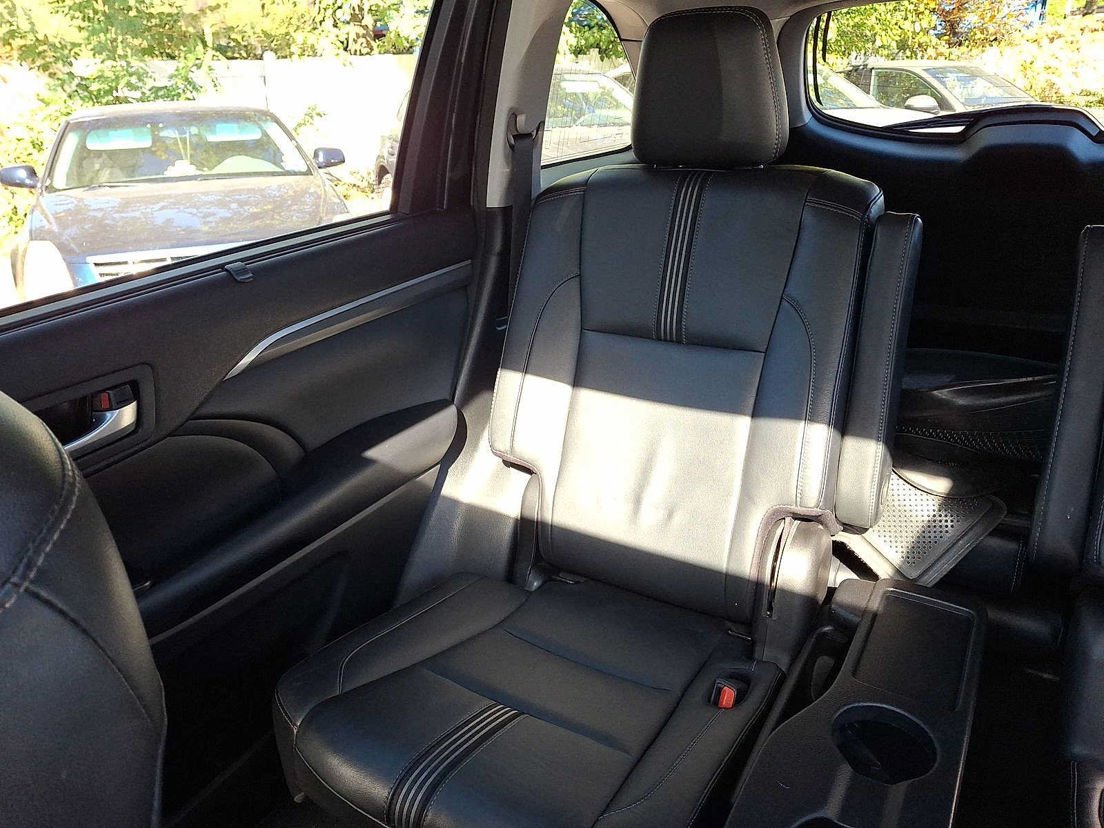 Used 2017 Toyota Highlander SE w/ Carpet Mat Package AWD/4WD image 12