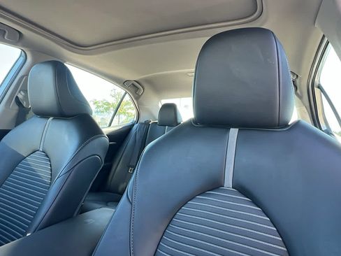 Used 2020 Toyota Camry SE w/ Sunroof Package FWD image 11