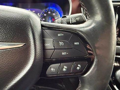 Used 2020 Chrysler Pacifica Touring-L FWD image 37
