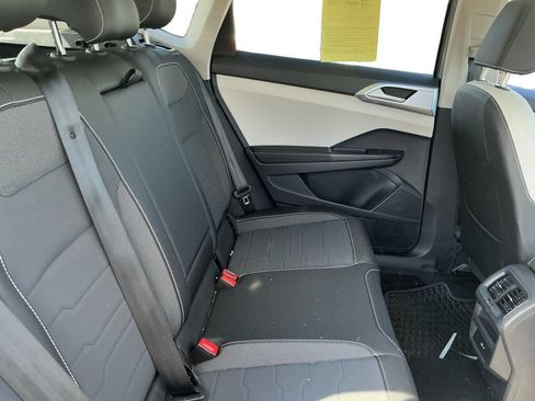 Used 2025 Volkswagen Taos SE w/ Panoramic Sunroof Package AWD/4WD image 19