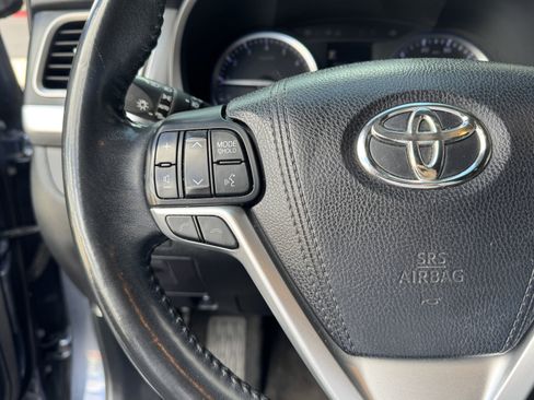 Used 2018 Toyota Highlander XLE AWD/4WD image 25