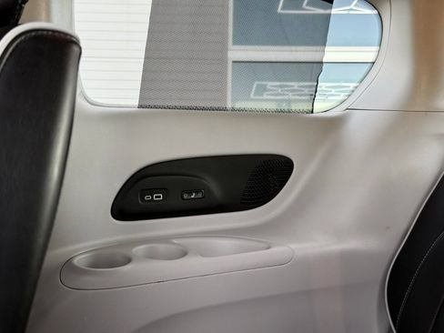 Used 2022 Chrysler Pacifica Limited FWD image 24