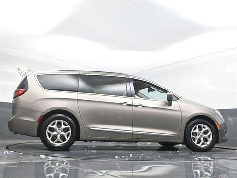 Used 2018 Chrysler Pacifica Touring-L Plus w/ Tire & Wheel Group image 54