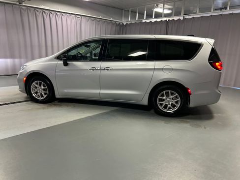 Used 2024 Chrysler Pacifica Touring-L image 4