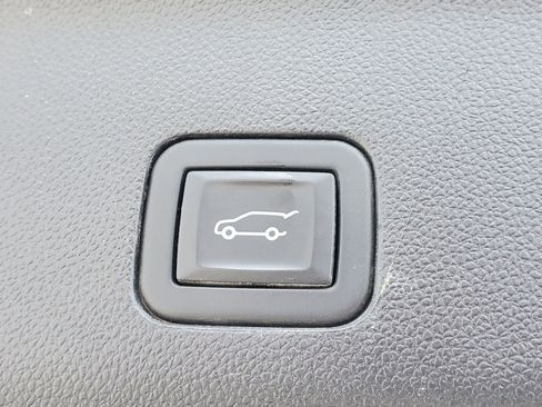 Used 2024 Chevrolet Suburban Premier image 8