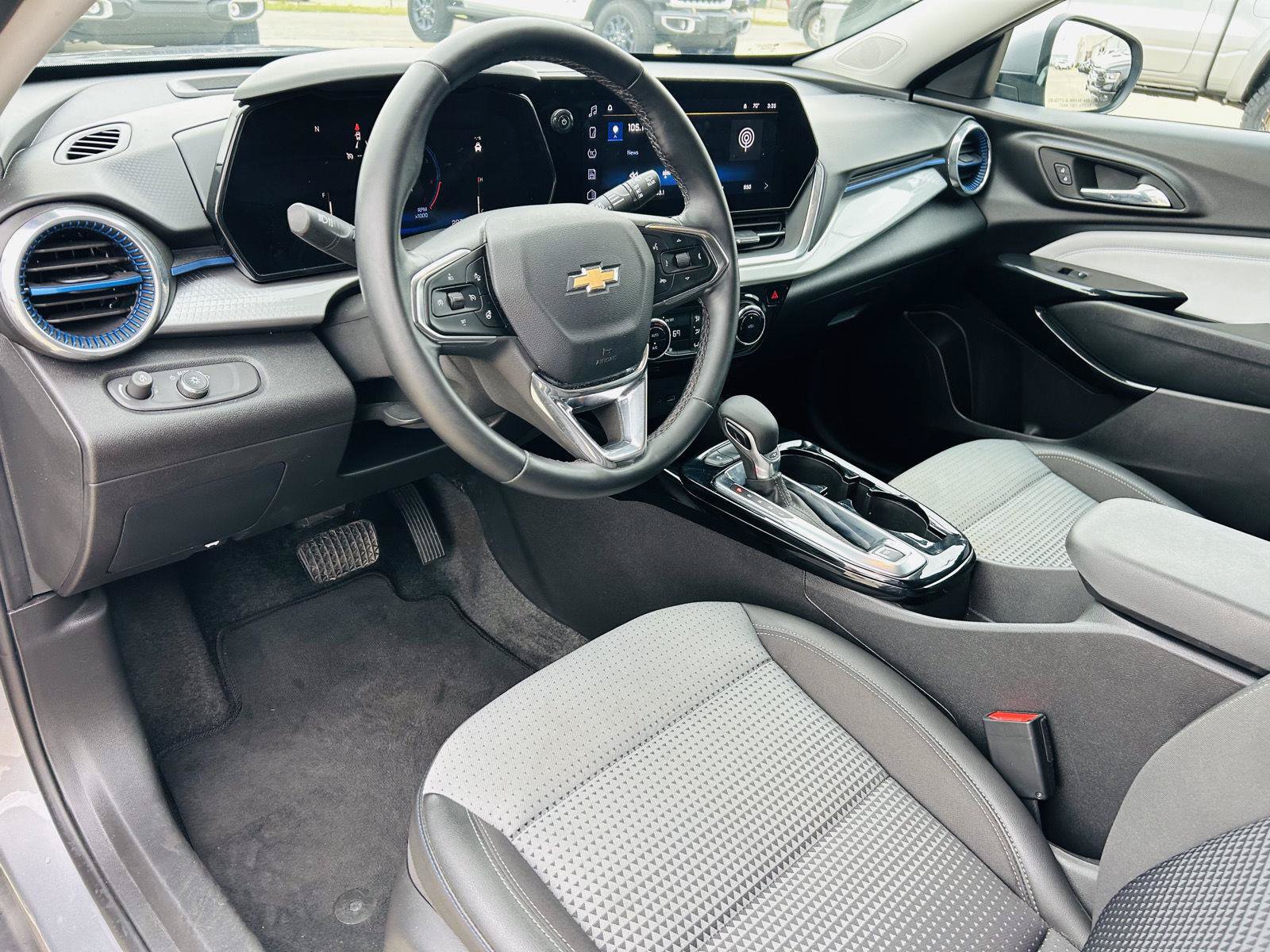 Used 2025 Chevrolet Trax LT w/ LT Convenience Package FWD image 11