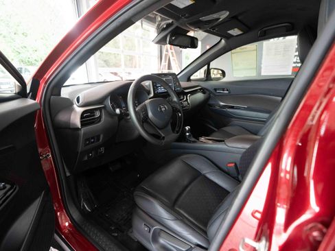 Used 2019 Toyota C-HR Limited FWD image 8