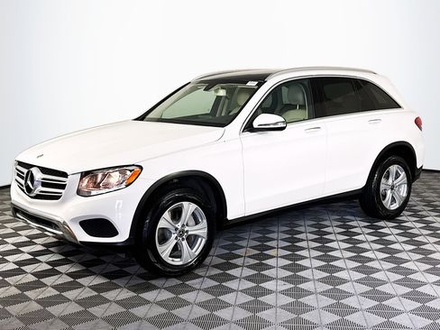 Used 2018 Mercedes-Benz GLC 300 w/ Premium Package image 4