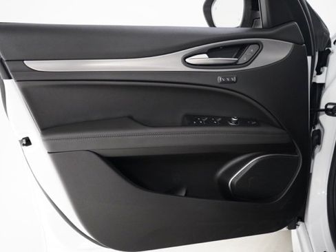 Used 2023 Alfa Romeo Stelvio Veloce image 18